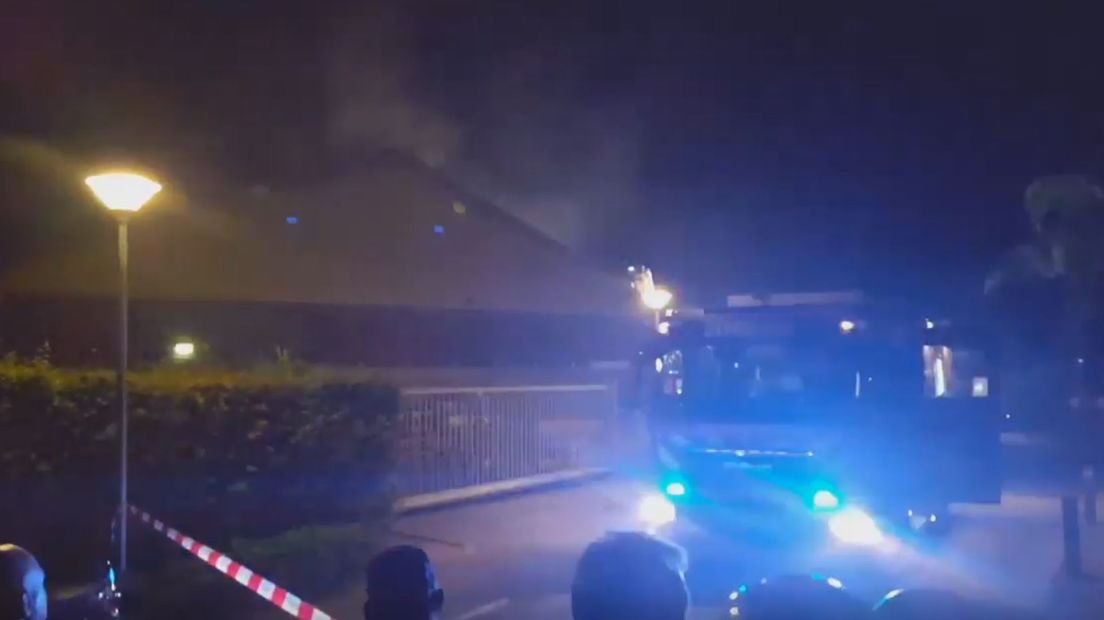 Bij bouwmarkt Heijink in Zutphen woedt maandagavond een zeer grote brand. In de bouwmarkt ligt vuurwerk opgeslagen. De brand woedt in de dakconstructie. De politie adviseert omwonenden om ramen en deuren gesloten te houden.
