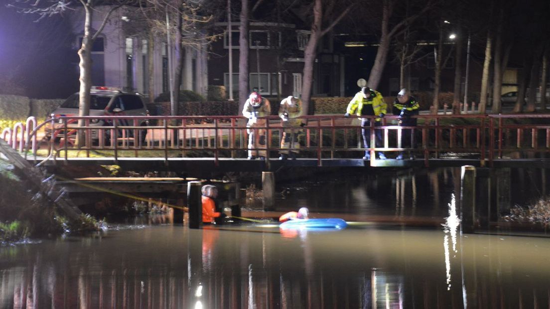 De auto in het water