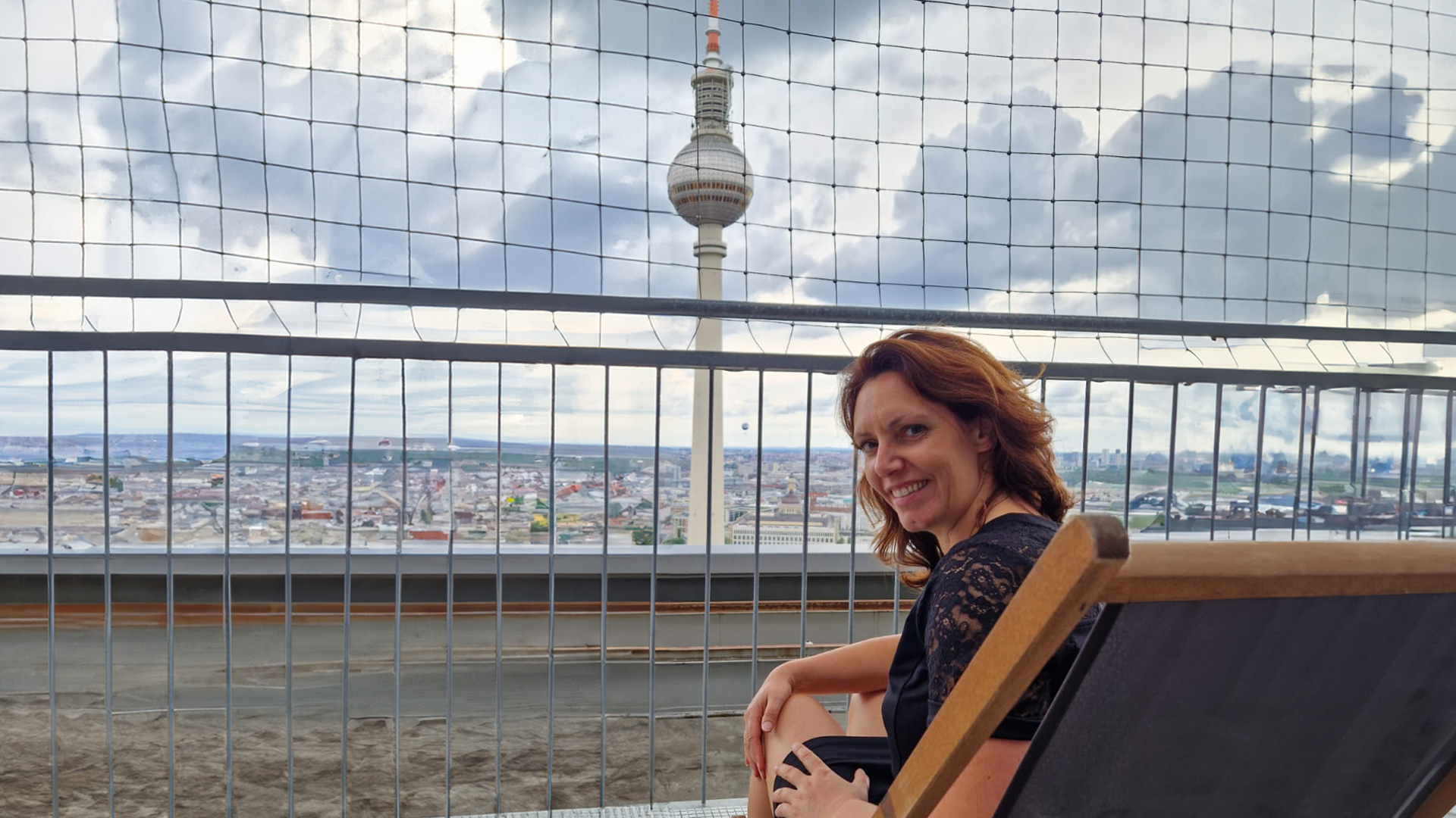 Miranda Meijerman met de Fernsehturm in Berlijn op de achtergrond