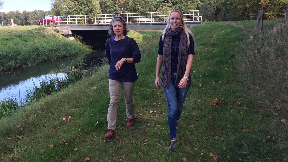 Louise Jonkman (rechts) zoekt samen met een vriendin van haar moeder langs de Buurserbeek