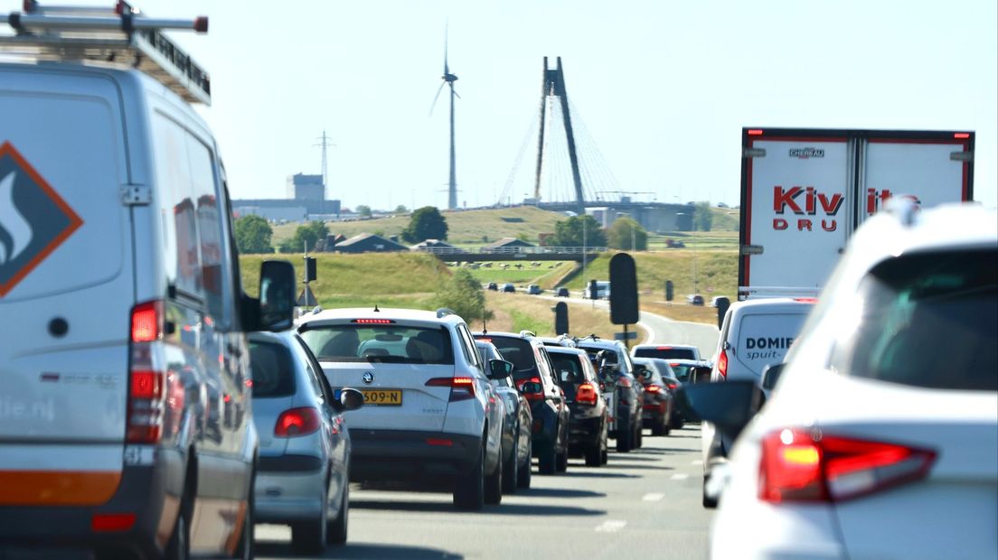 Op de N50 staat inmiddels een lange file