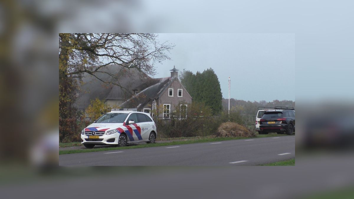 Brand in rieten dak van boerderij in Hoornsterzwaag