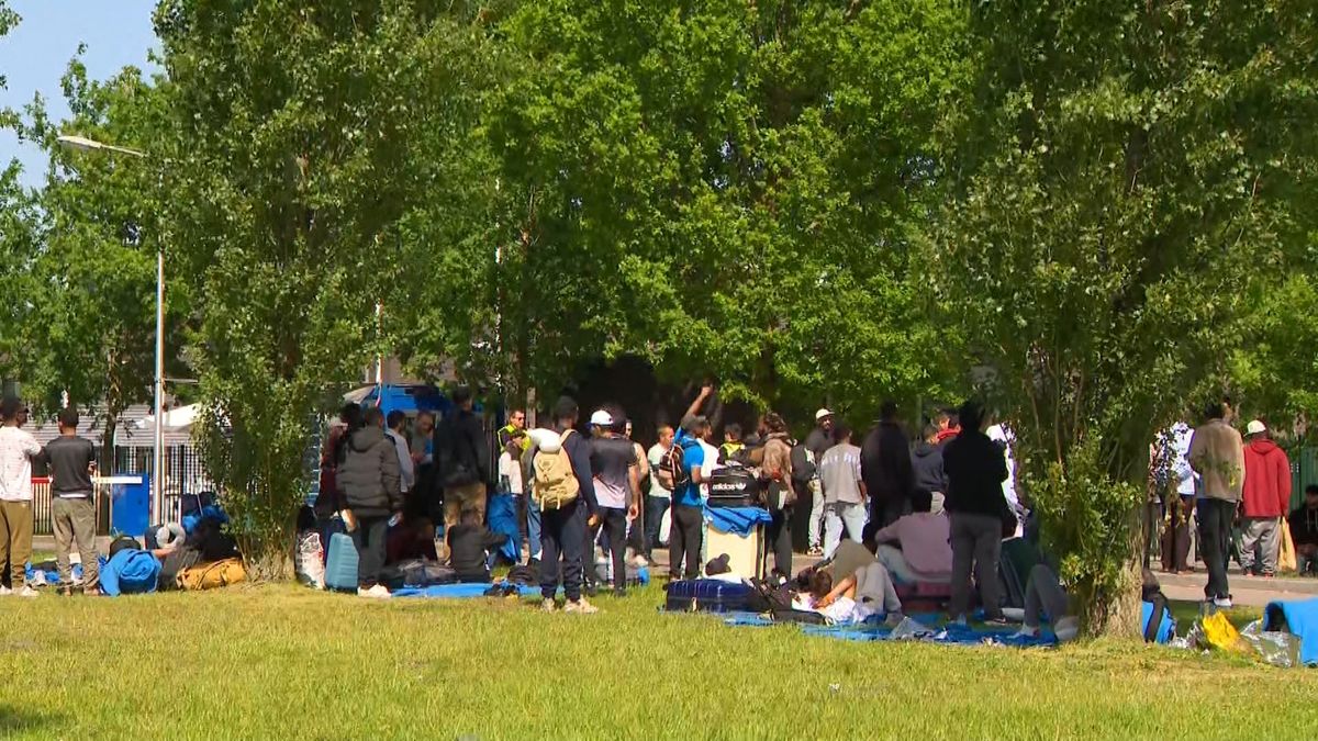 Dinsdagochtend in Ter Apel: tientallen asielzoekers in de zon