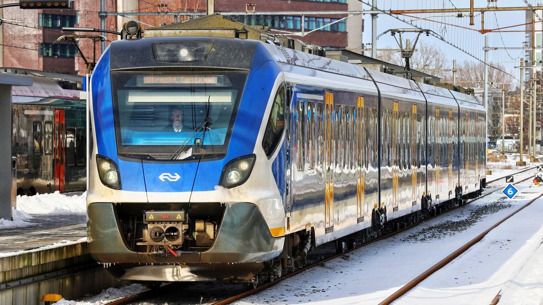 Een sprinter op het station Alphen aan den Rijn