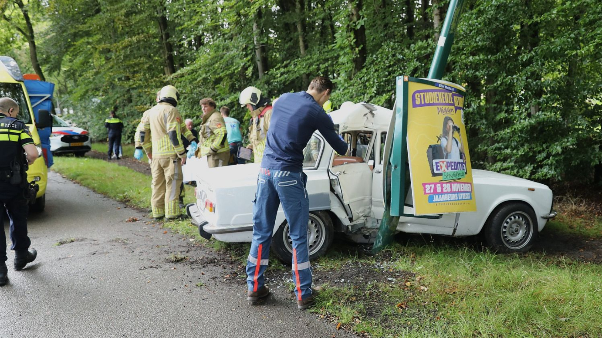 Oldtimer vliegt uit de bocht