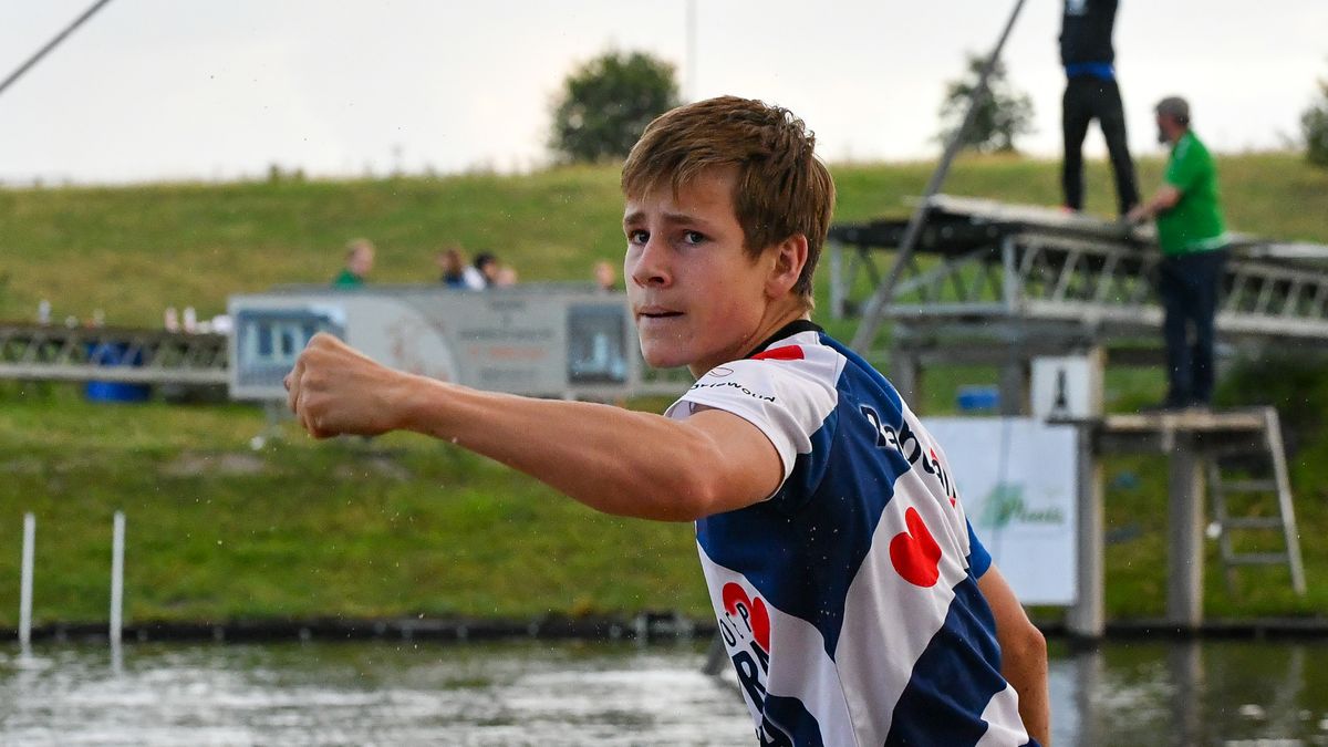 Met een bijzondere aanloop ljept Jorrit Bouwstra (16) verder dan sommigen in de hoogste klasse