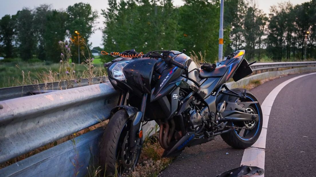 De beschadigde motor na het ongeval op knpoppunt Valburg