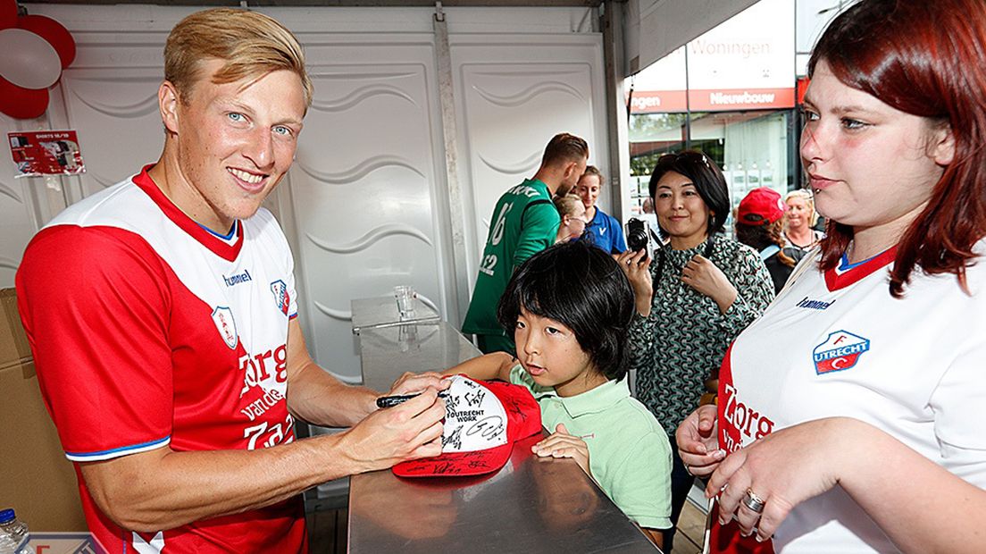 Emil Bergström met fans van FC Utrecht op de Open Dag