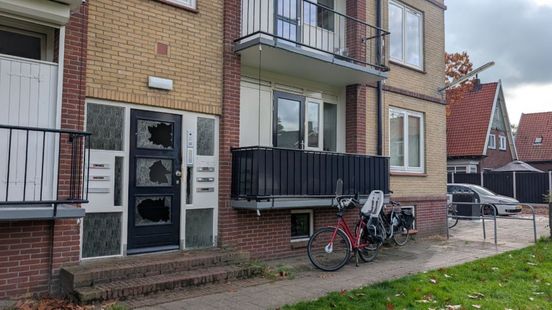 Explosie vernielt toegangsdeur appartementencomplex