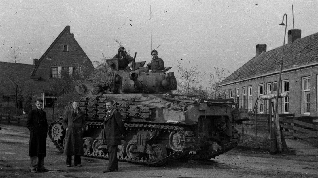 Huisarts Jan Thate (1906-1995) staat weer volop in de belangstelling omdat het door hem in de oorlog gemeten hitterecord is gesneuveld. In Warnsveld werd het op woensdag 23 augustus 1944 bloedheet met 38,6 graden en dat record bleef bijna 75 jaar overeind tot woensdag (24 juli 2019) in Brabant de 39 graden werd gepasseerd. Het nieuwe record zal zeer waarschijnlijk een veel korter bestaan hebben dan het Achterhoekse. Wat veel mensen niet weten is dat Thate een veelzijdig man was die veel fotografeerde in en om Warnsveld. Hij maakte in 1945 stiekem foto's van de laatste Duitsers die vlak voor de bevrijding nog in het dorp rondliepen.