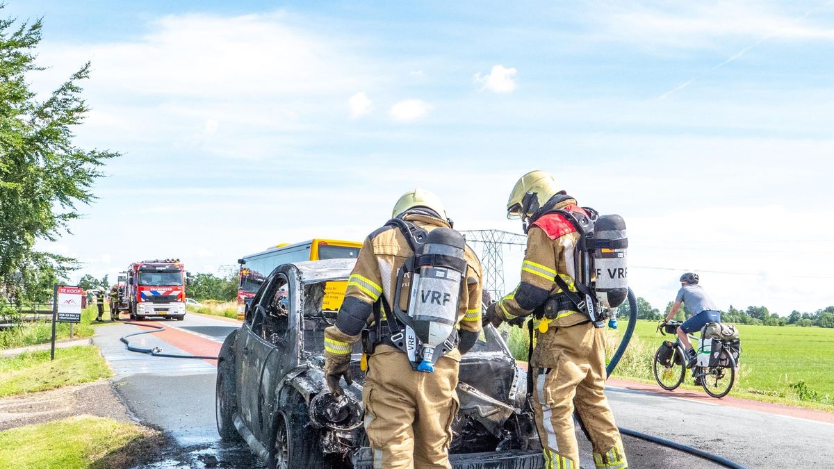 Auto vliegt tijdens het rijden in brand op de N354 bij Follega