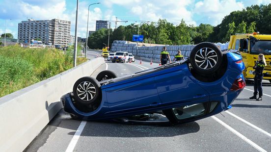 Auto belandt ondersteboven op de weg na botsing. Auto belandt ondersteboven op de weg na botsing.