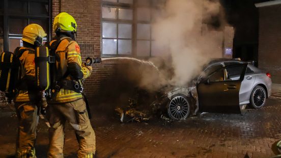 Auto in brand naast appartementencomplex, mogelijk brandstichting Home