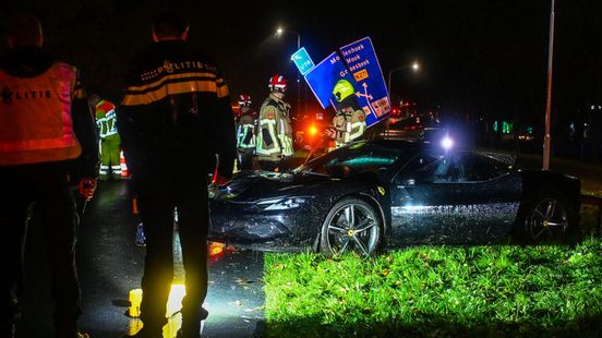 Ferrari van meer dan 400.000 euro raakt van de weg