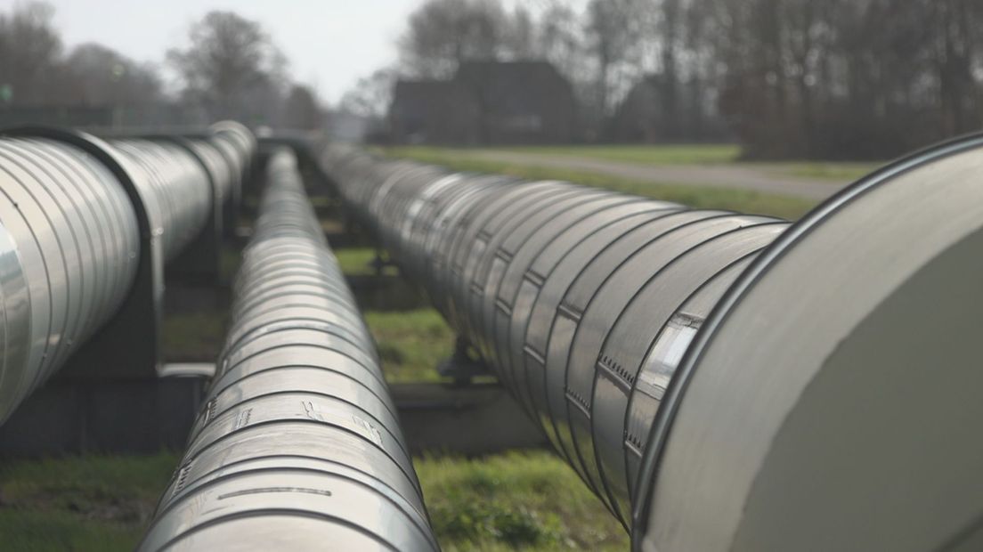 Olieleiding door het Schoonebeeker land, het afvalwater wordt in de bodem van Twente gepompt