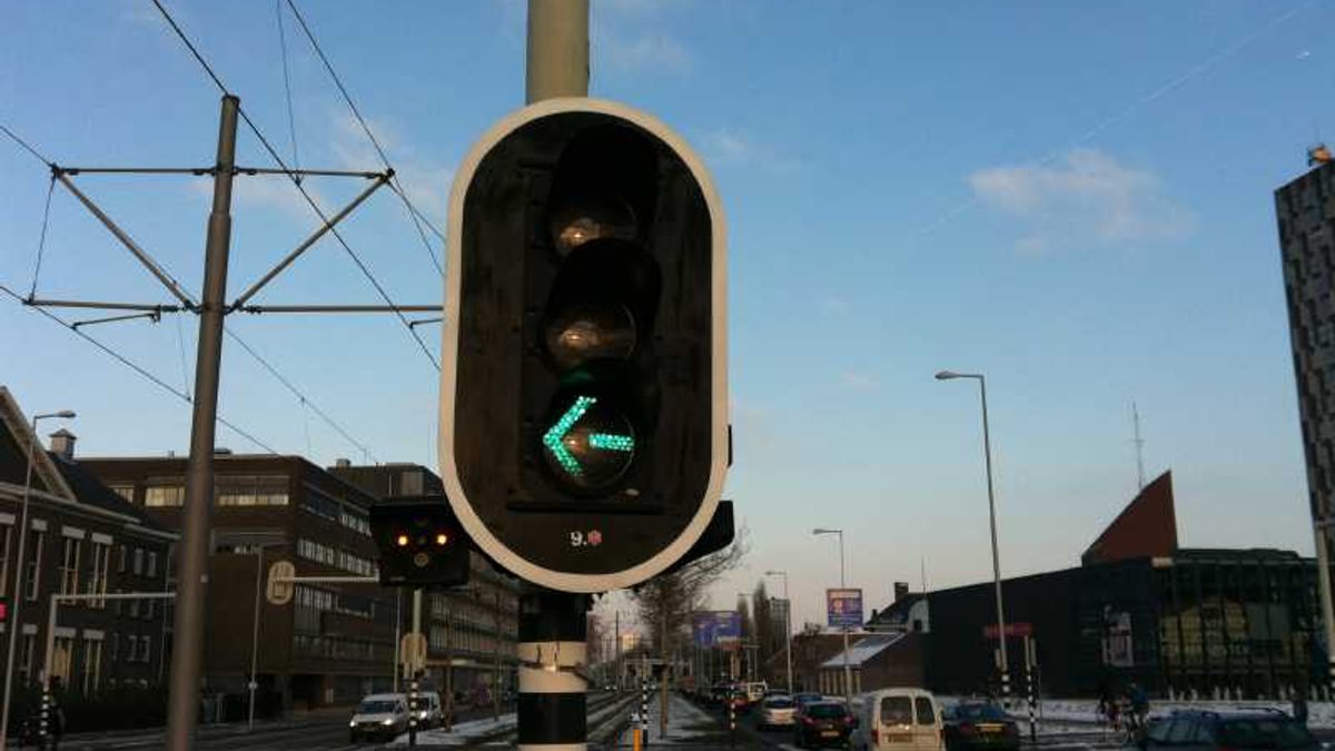 Waarom is het stoplicht voor rechtdoor rond en voor links-/rechtsaf een