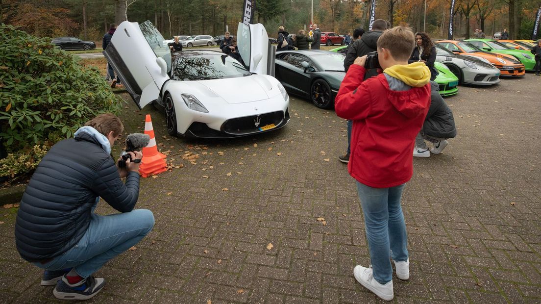 De dure auto's op de parkeerplaats trokken massale belangstelling.