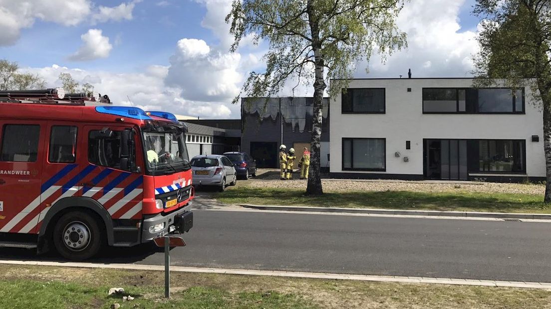 Brandweer Oldenzaal blust na bij autobedrijf
