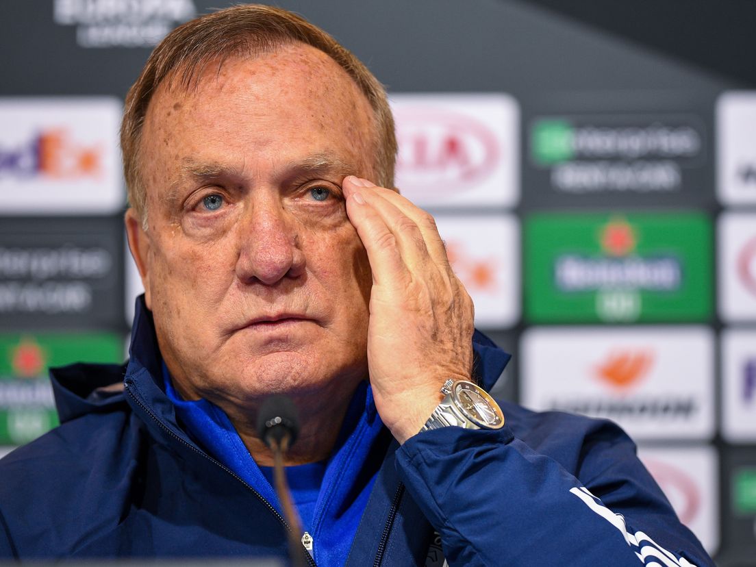 Dick Advocaat bij de persconferentie voorafgaand aan Dinamo Zagreb - Feyenoord