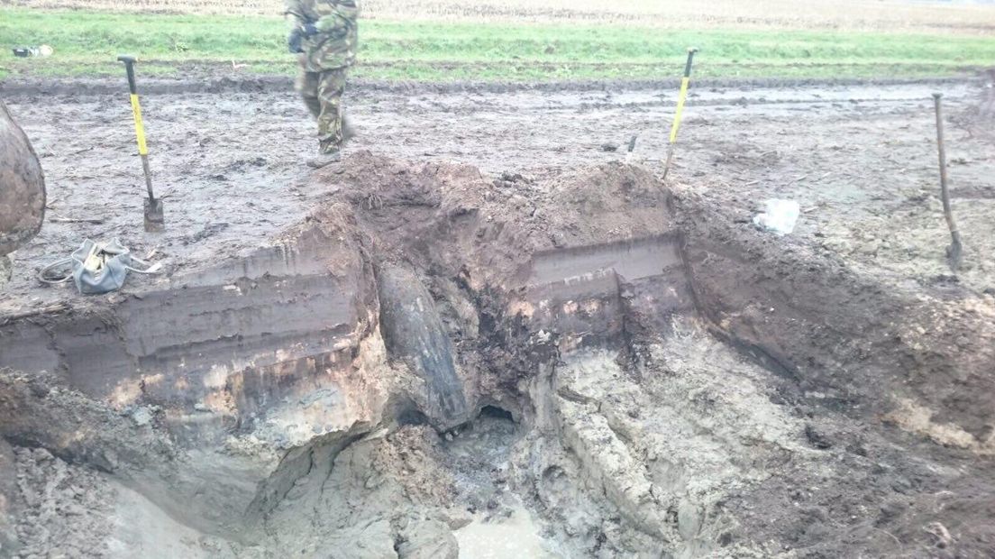 Op een akker aan de Europaweg net buiten Nieuw-Schoonebeek werd de bom ontdekt (Rechten: anonieme bron)