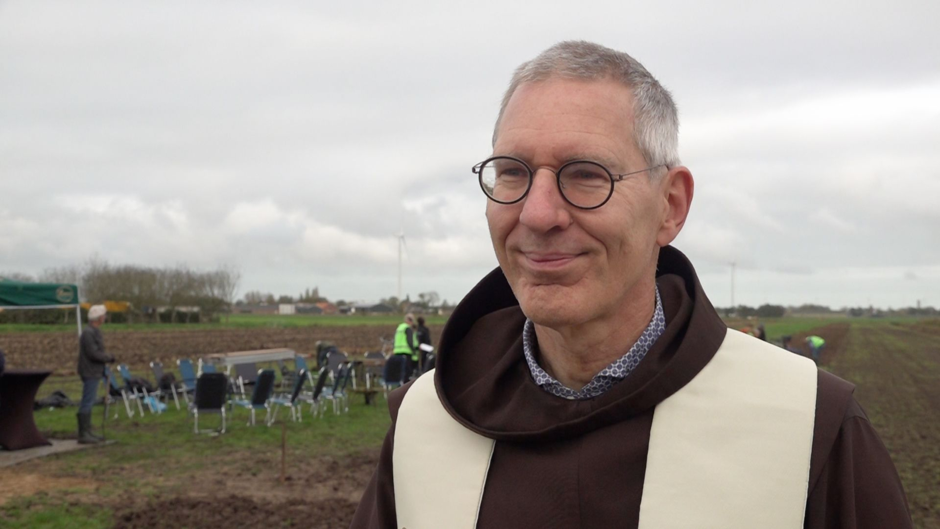 Pastoor Roland Putman geeft een stuk grond weg aan natuurliefhebbers