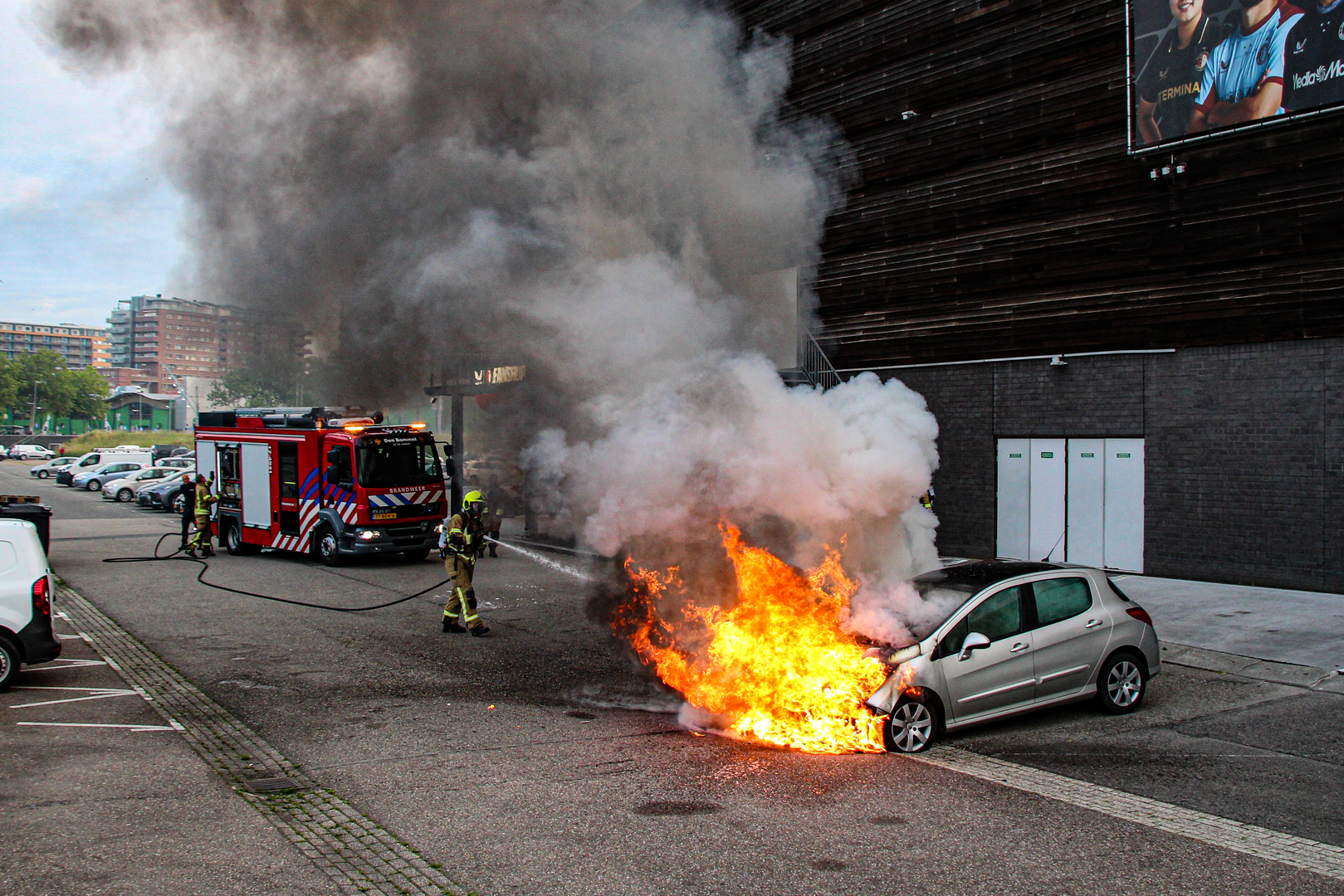 De voorkant van de auto stond flink in brand.