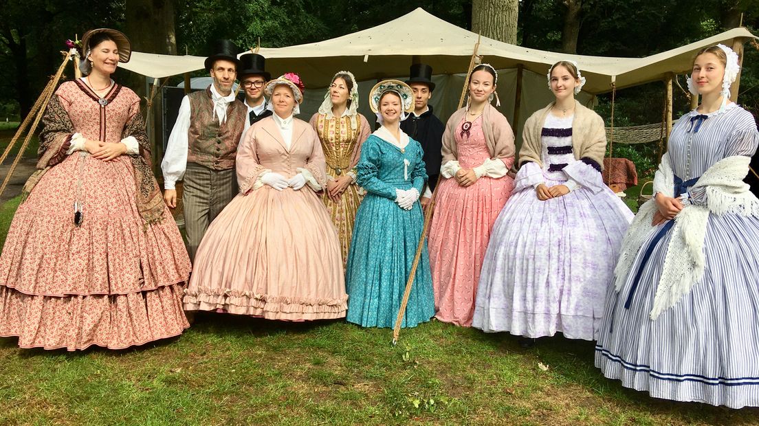 Dames en heren in kostuums uit de periode rond 1850