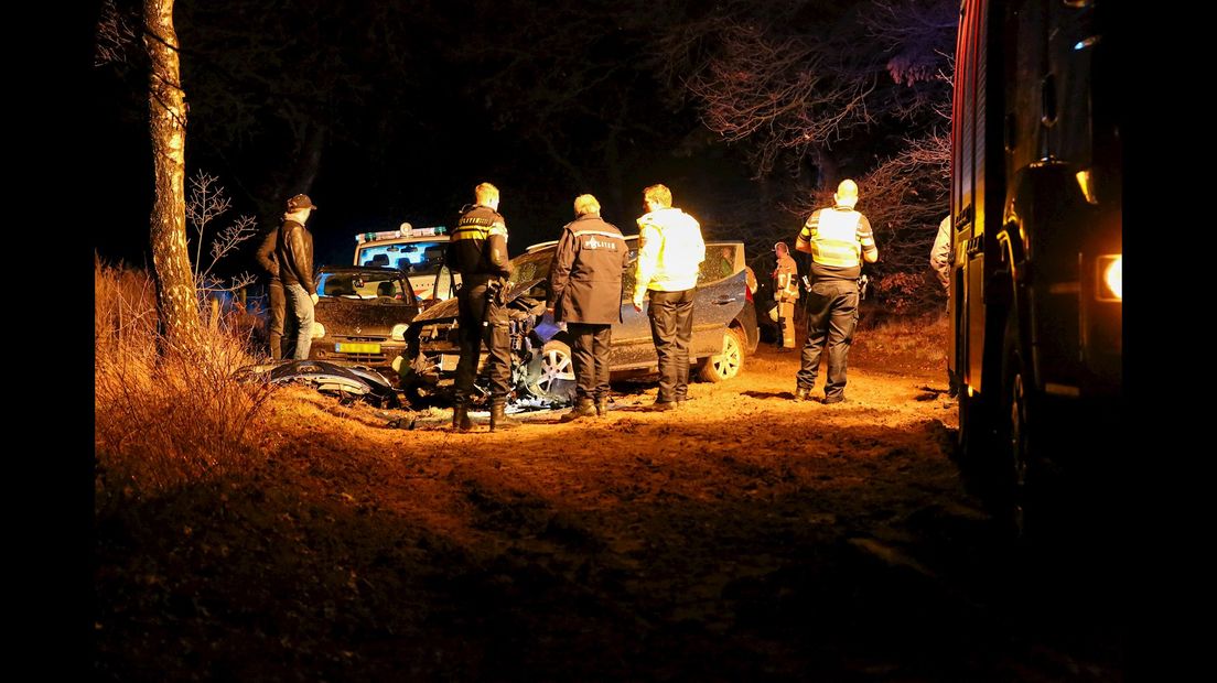 Auto botst tegen boom op zandweg in het buitengebied van Hellendoorn