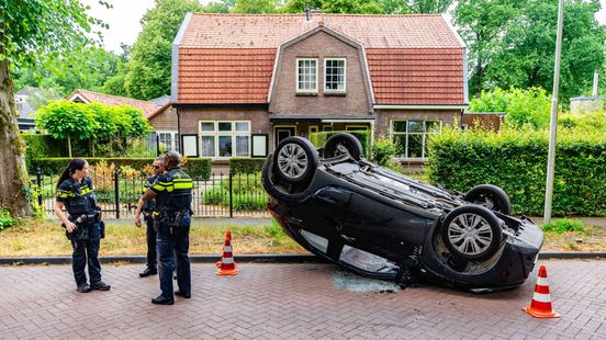 Auto duwt geparkeerde auto oprit op en slaat over de kop