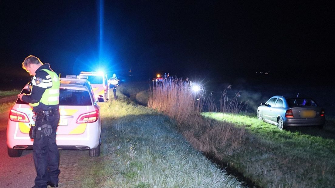 Automobilist aangehouden nadat hij met hoge snelheid uit de bocht vloog en in een weiland belandde