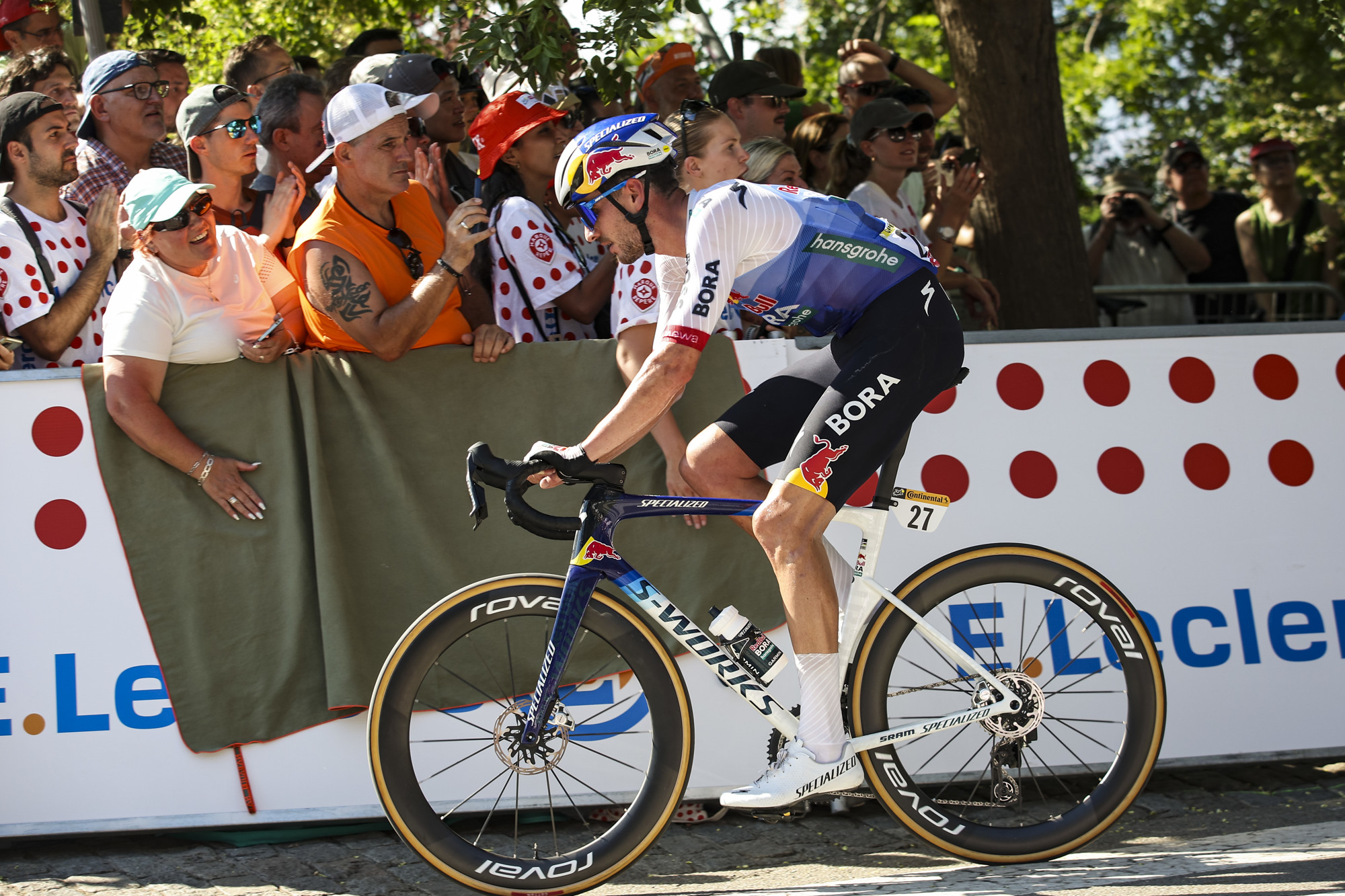 Tim van Dijke blikt terug op zijn eerste week in de Tour de France: 'Ik ben vooral met bidons en ijs in de weer geweest'