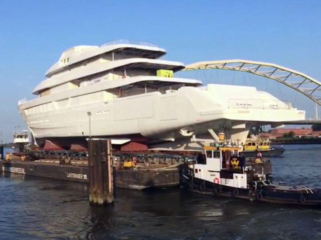 Het casco schip wordt in Aalsmeer verder afgebouwd