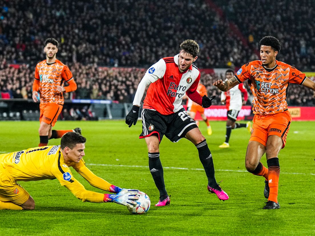 FC Volendam-doelman Filip Stankovic is eerder bij de bal dan Santiago Gimenez (Feyenoord) en Xavier Mbuyamba (FC Volendam)