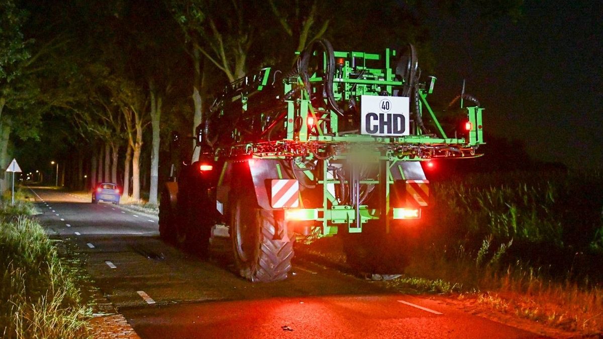 Bestuurder bestelbus vlucht na botsing met tractor in Sibculo