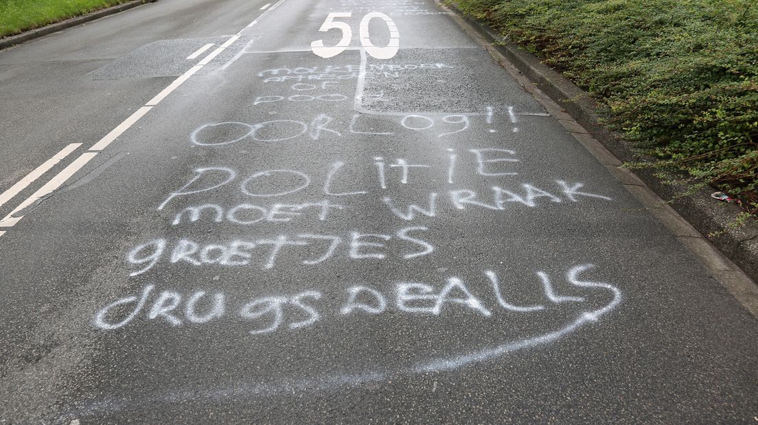 De teksten waren ondertekend met 'groetjes drugsdealls'. Inclusief schrijffout.