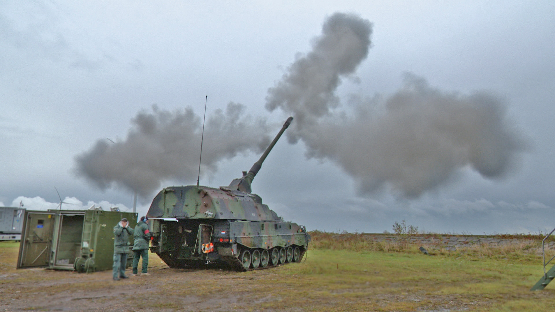 Een tank van defensie wordt getest
