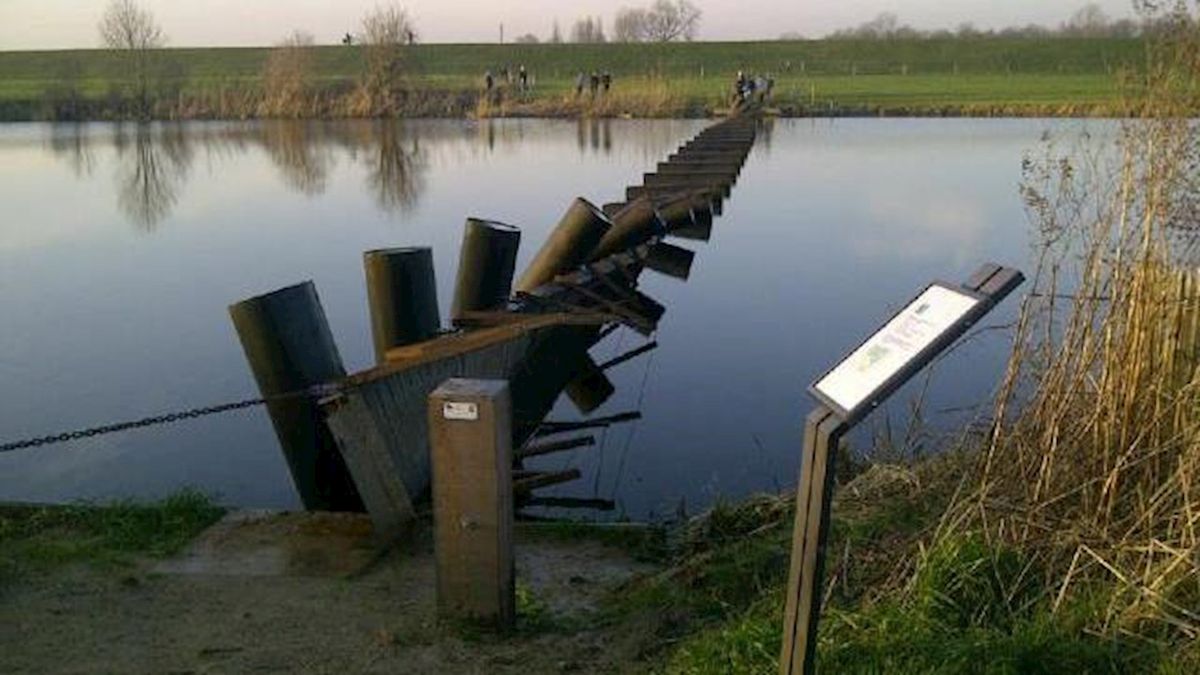 Brug Duursche Waarden bij Den Nul kantelt, wandelaars in ijskoud water