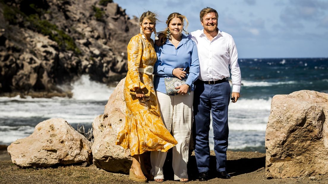 Koningin Máxima, kroonprinses Amalia en koning Willem-Alexander tijdens een staatsbezoek op Sint Eustatius