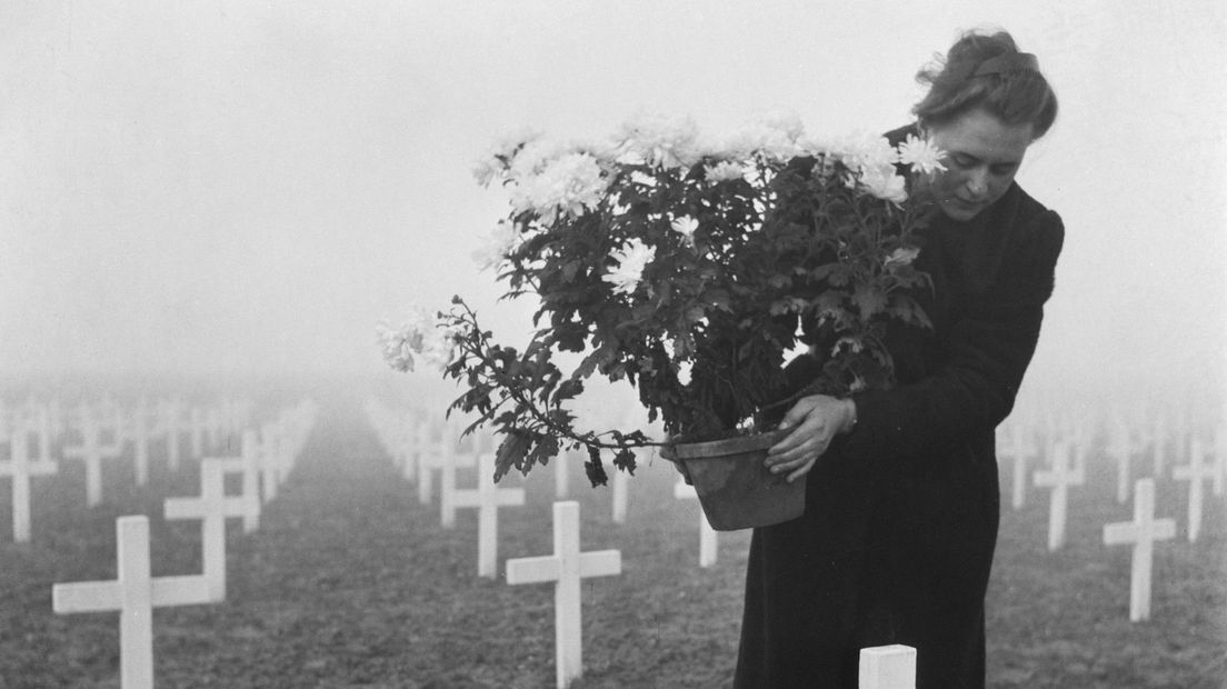 Voruw legt bloemen op Margraten 1945 I