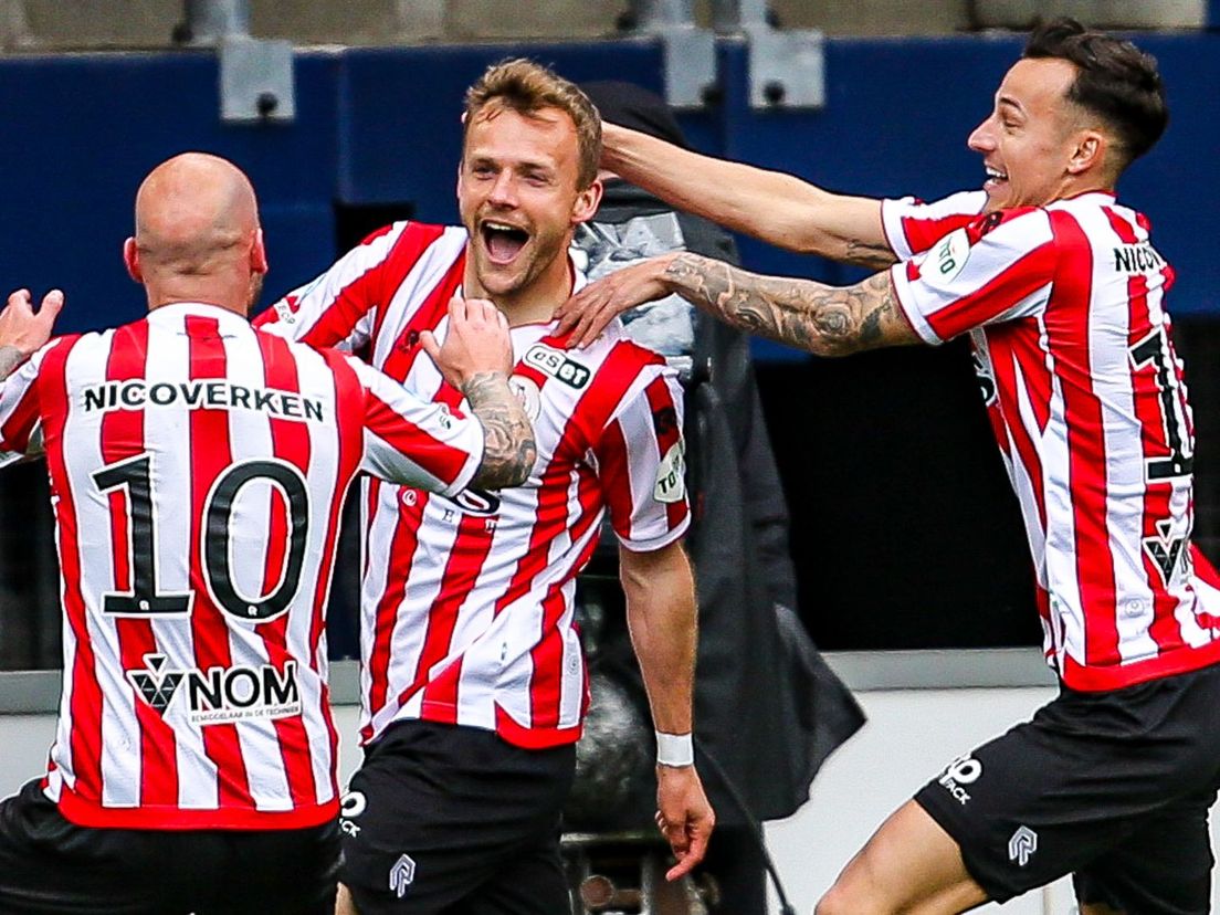 Bryan Smeets, Lennart Thy en Mario Engels vieren de 0-1 tegen Heerenveen vorig seizoen