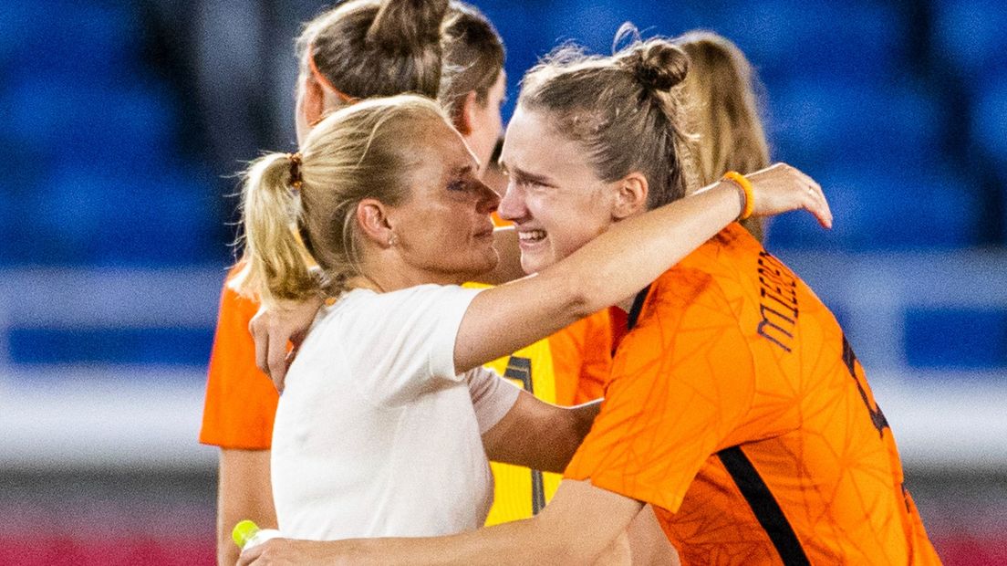 Sarina Wiegman en sterspeler Vivianne Miedema troosten elkaar