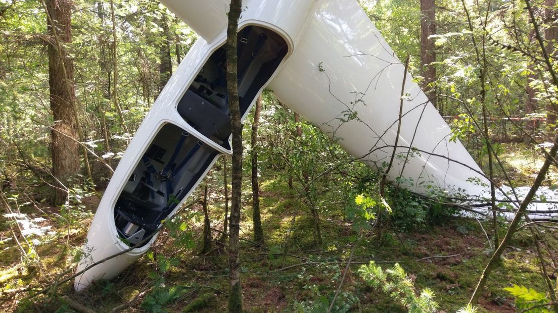 Er wordt volop onderzoek gedaan naar de crash met een zweefvliegtuig in Malden. Aan de Groesbeekseweg maakte het toestel donderdagochtend een landing uit voorzorg. Het vliegtuig kwam in een bosrijk gebied terecht.
