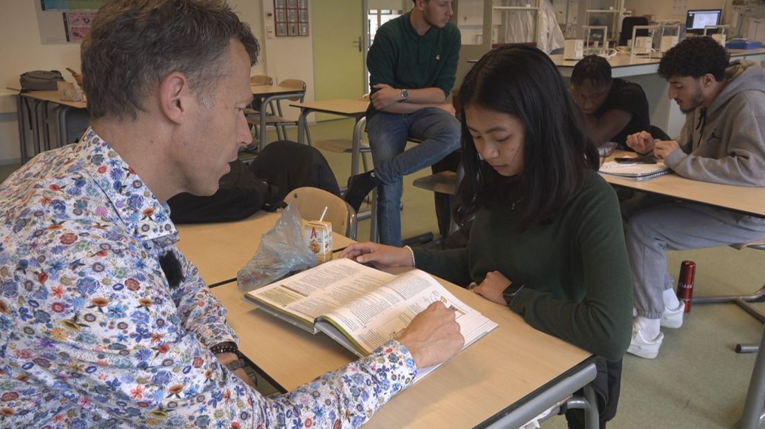 Van Eersel geeft uitleg in de klas