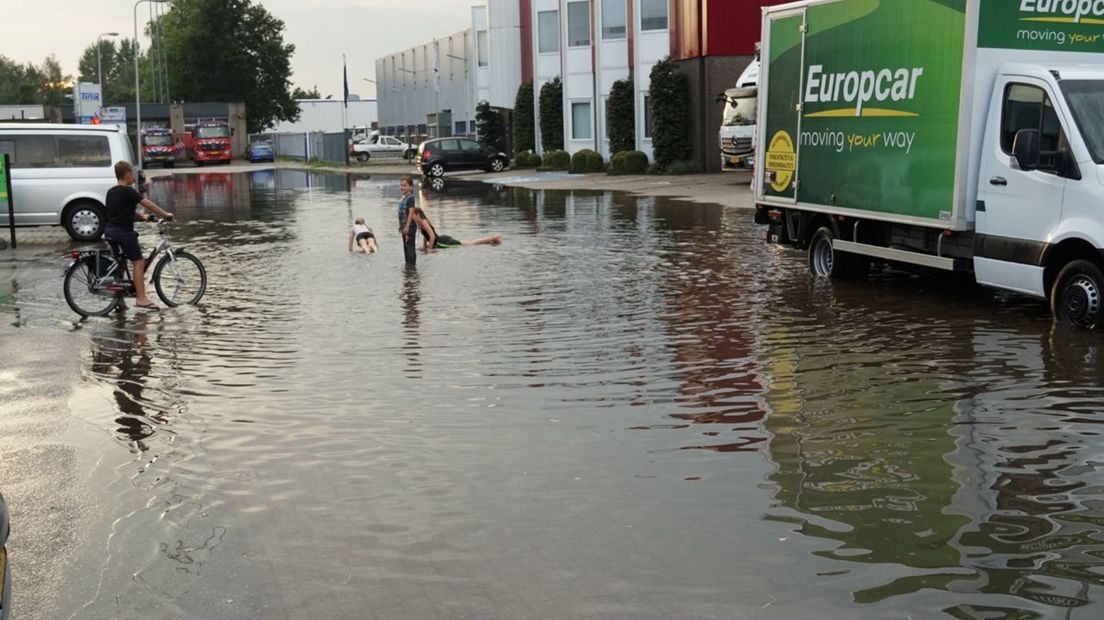 Wateroverlast kan ook voor waterpret zorgen, zoals hier in Wijhe