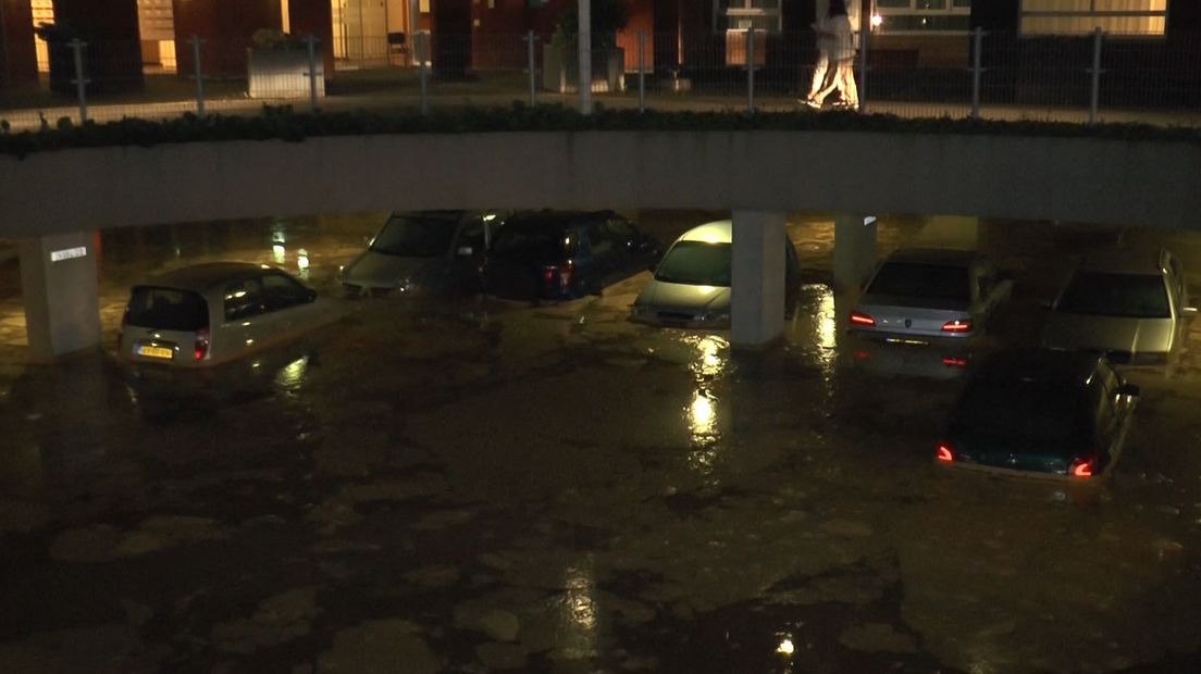 Op de Irene Vorrinkstraat in Nijmegen is afgelopen nacht een parkeergarage van een appartementencomplex onder water gelopen nadat een dam van een naastgelegen vijver doorbrak.
