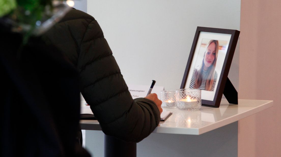 Een vrouw tekent het condoleanceregister op het Utrechtse Stadskantoor.