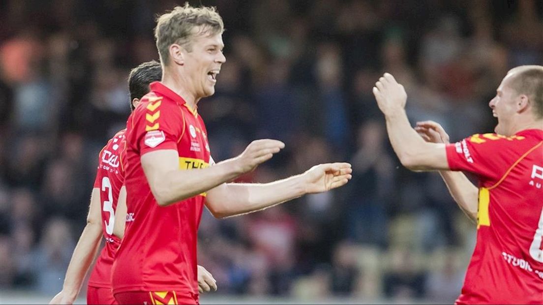 Veldmate en Bakx vieren de 2-1 van Go Ahead Eagles