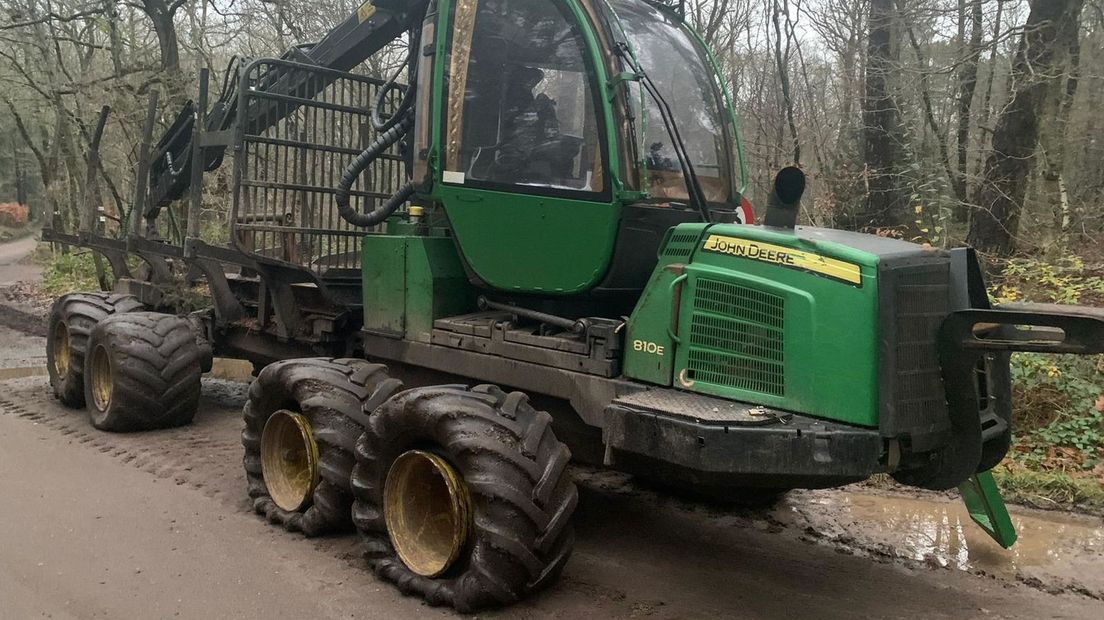 7 van de 8 banden van een 'Forwarder' zijn volgens de eigenaar lek gestoken.