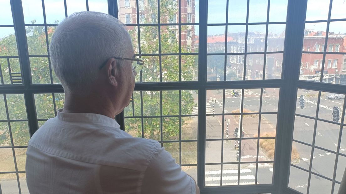 Vanuit zijn kantoor kijkt Maasbach uit over de omstreden kruising
