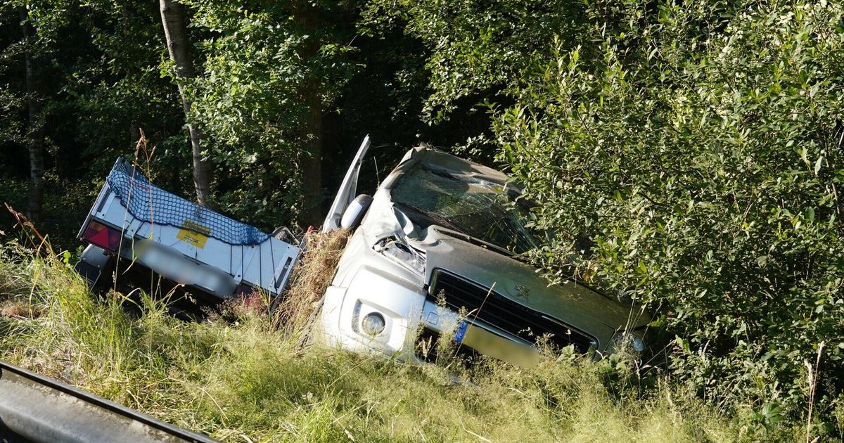 Auto met aanhanger schiet van de weg bij Westerbork